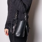 62951-Bolsa-Miu-Miu-Scalloped-Bucket-Couro-Preto-verso