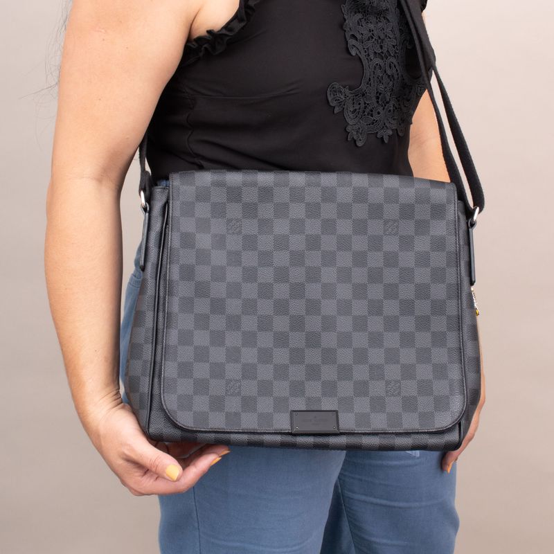 63467-Pasta-Louis-Vuitton-District-PM-Damier-Graphite-verso