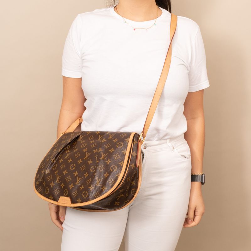 63469-Bolsa-Louis-Vuitton-Menilmontant-Monogram-verso