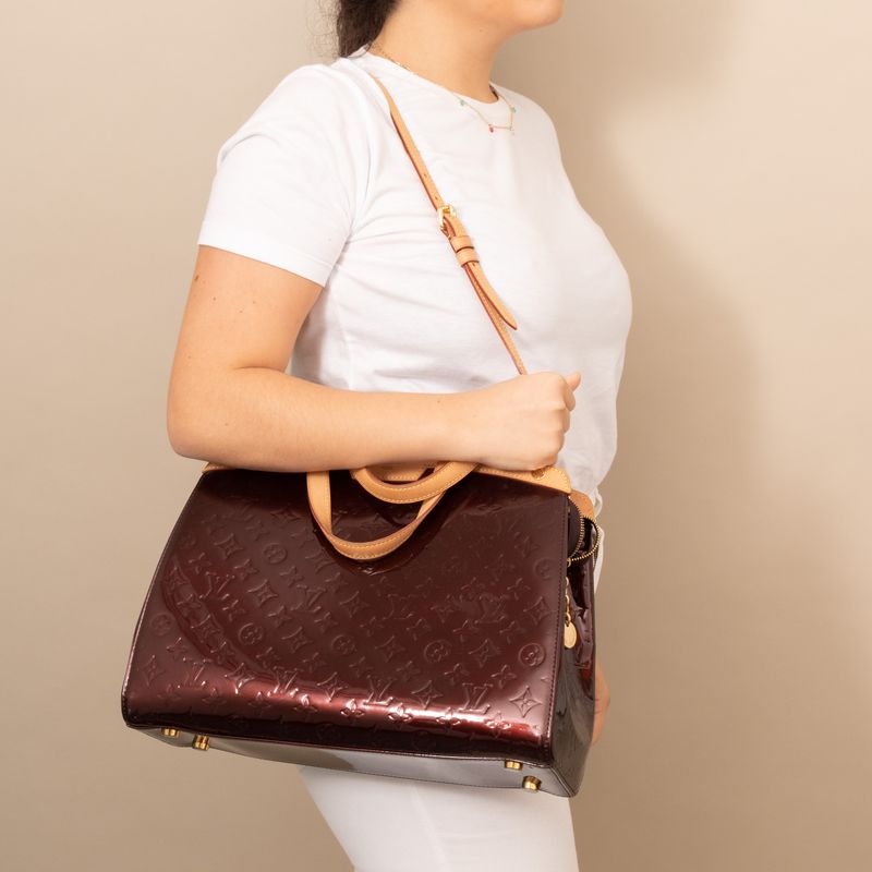 63470-Bolsa-Louis-Vuitton-Brea-MM-Verniz-Vinho-verso