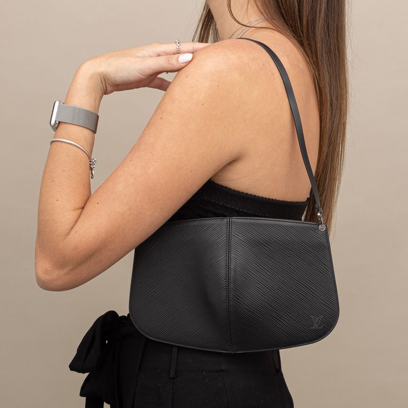 Bolsa-Louis-Vuitton-Pochette-Demi-Lune-Epi-Preta