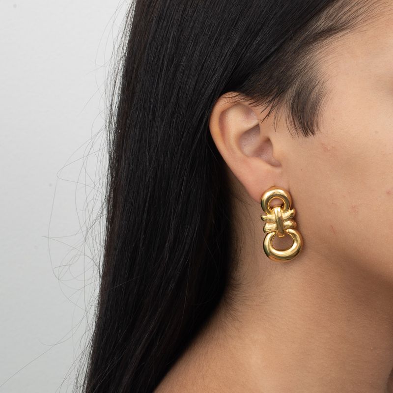 Brincos-de-Pressao-Givenchy-Dourado-Pendurado