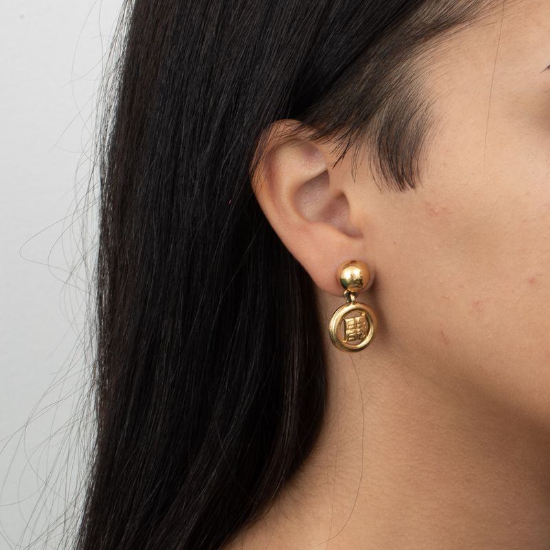 Brincos-Givenchy-Medalhinha-Dourada