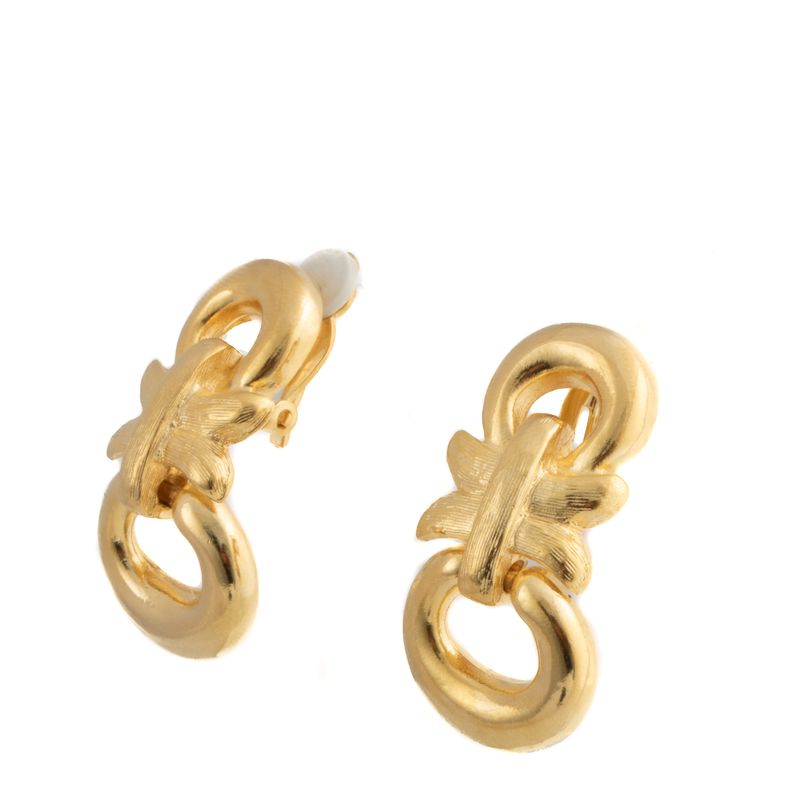 Brincos-de-Pressao-Givenchy-Dourado-Pendurado