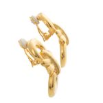 Brincos-de-Pressao-Givenchy-Dourado-Pendurado