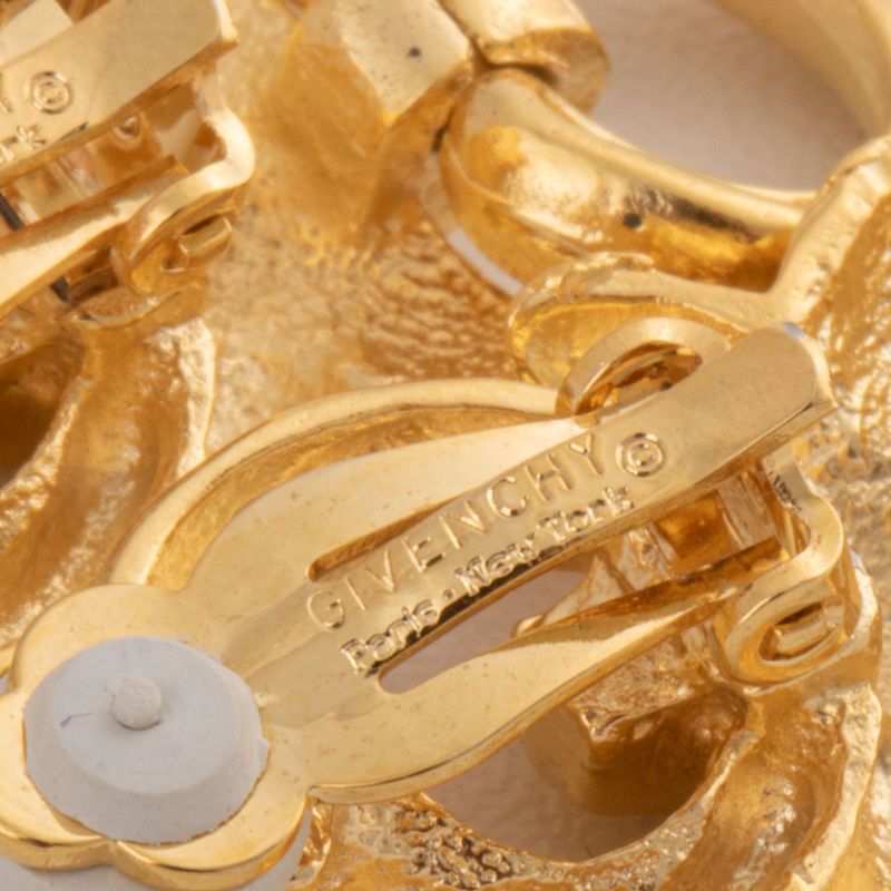 Brincos-de-Pressao-Givenchy-Dourado-Pendurado