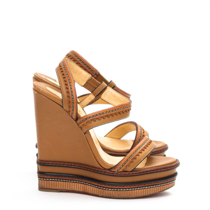 64011-Sandalia-Anabela-Christian-Louboutin-Couro-Caramelo