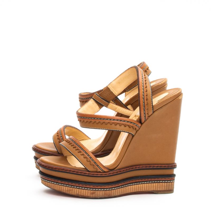 64011-Sandalia-Anabela-Christian-Louboutin-Couro-Caramelo
