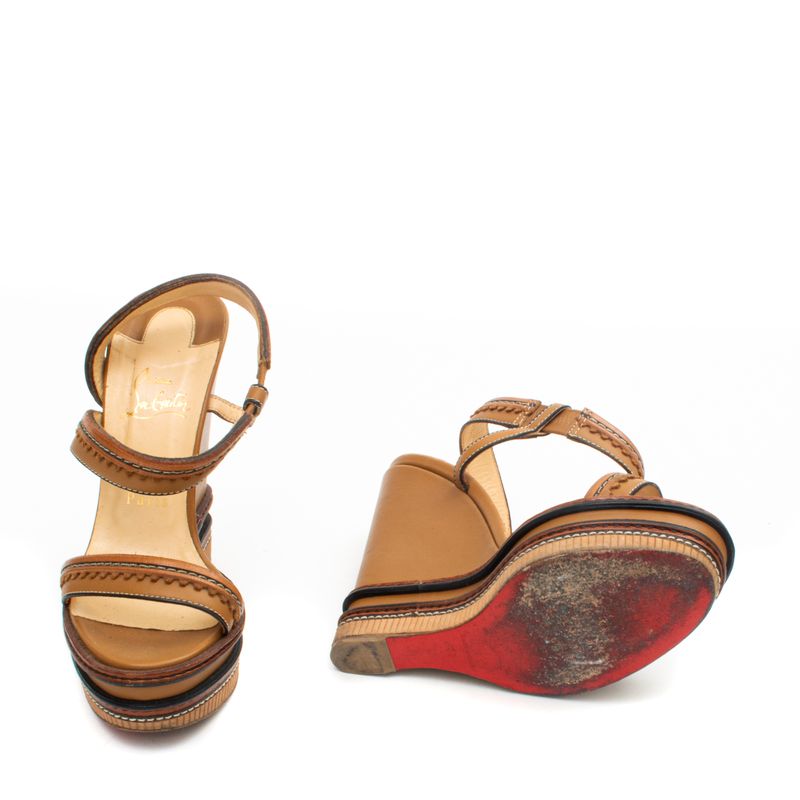 64011-Sandalia-Anabela-Christian-Louboutin-Couro-Caramelo