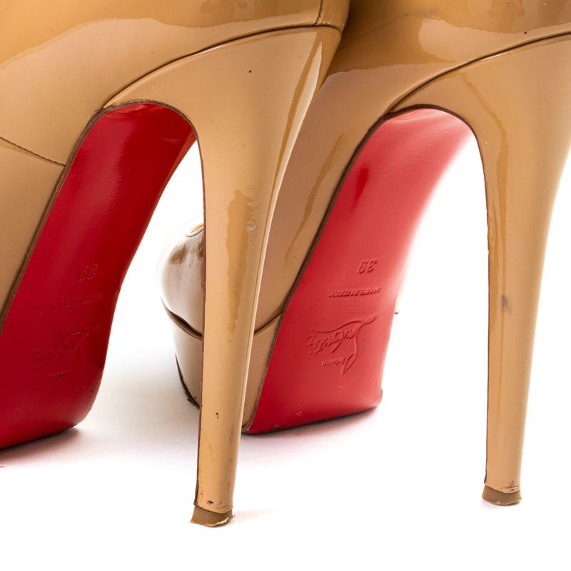64089-Pump-Christian-Louboutin-Verniz-Nude