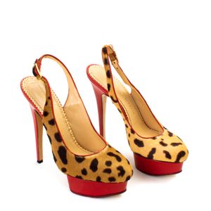 Pump Charlotte Olympia Oncinha