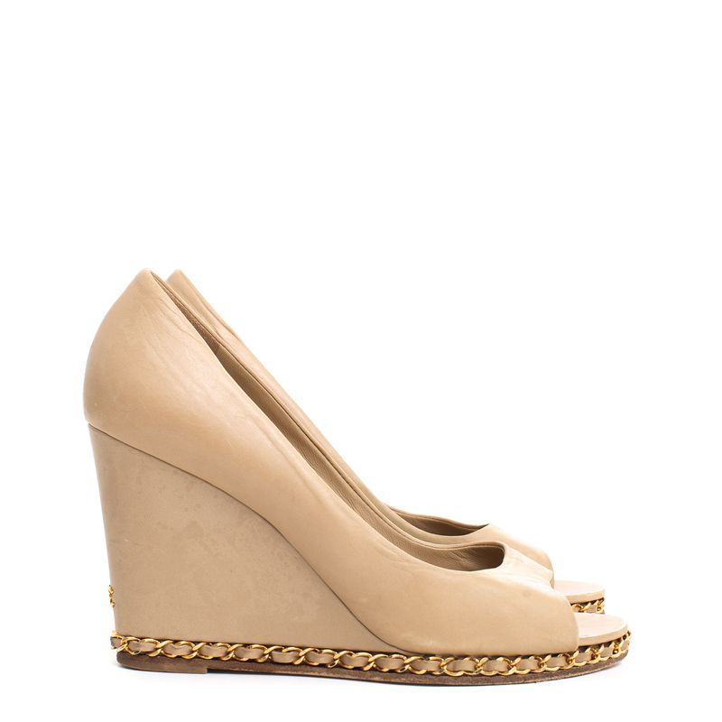 Salto-Anabela-Chanel-Couro-bege