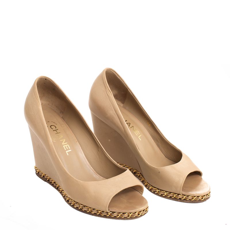 Salto-Anabela-Chanel-Couro-bege