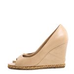 Salto-Anabela-Chanel-Couro-bege