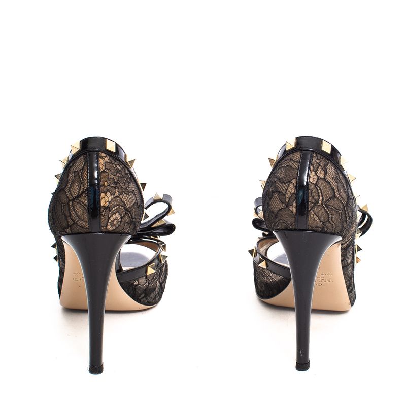 Peep-Toe-Valentino-Laco-Renda-e-Verniz-Preto-com-Studs