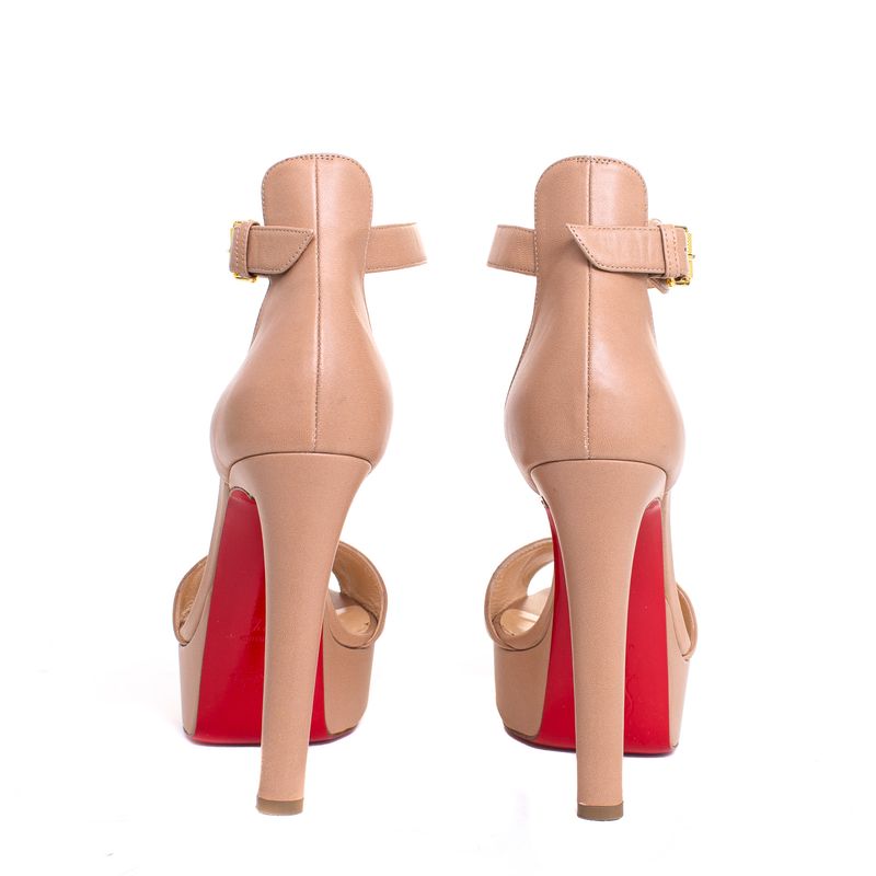 64501-Sandalia-Christian-Louboutin-Bege-com-Detalhe-Dourado