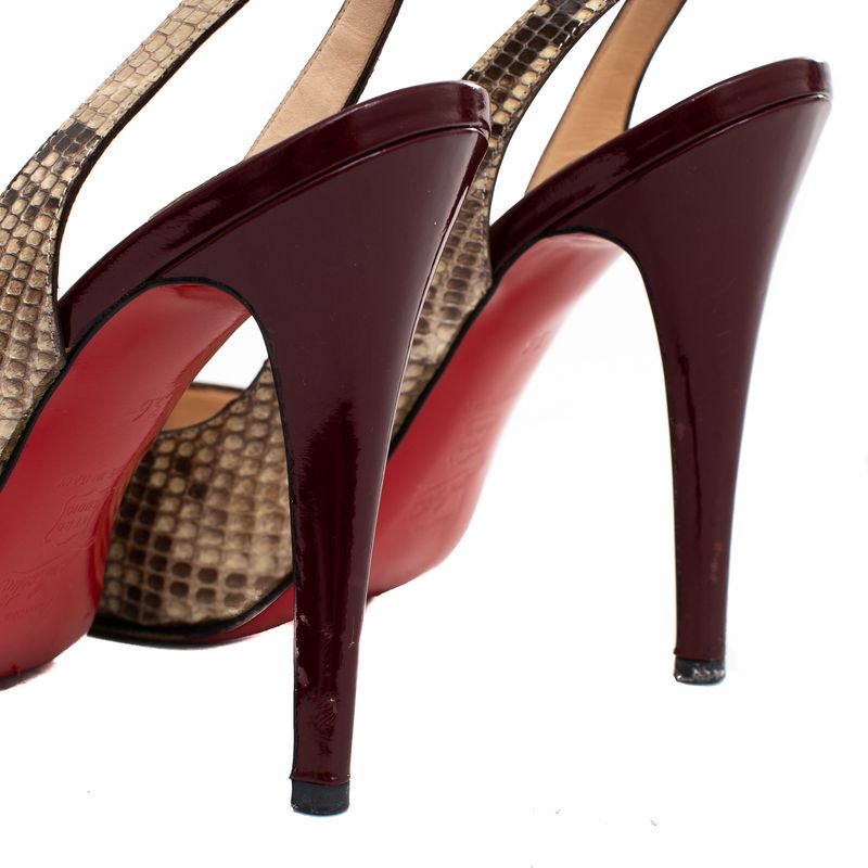 64537-Peep-Toe-Christian-Louboutin-Python-Bege-e-Verniz-Vinho