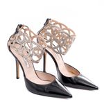 Scarpin-Oscar-de-La-Renta-Verniz-Preto-Detalhe-Dourado-no-Calcanhar