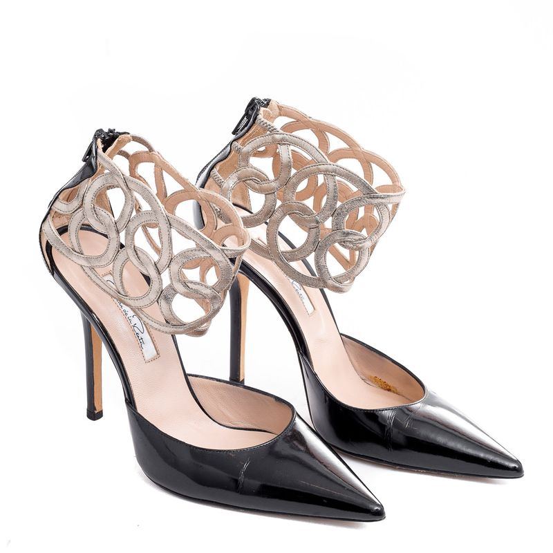 Scarpin-Oscar-de-La-Renta-Verniz-Preto-Detalhe-Dourado-no-Calcanhar