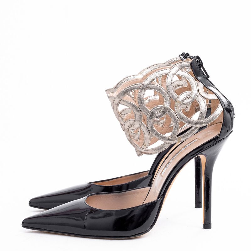 Scarpin-Oscar-de-La-Renta-Verniz-Preto-Detalhe-Dourado-no-Calcanhar