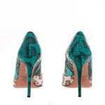 Salto-Scarpin-Aquazzura-em-Phython-Turquesa-e-Off-White