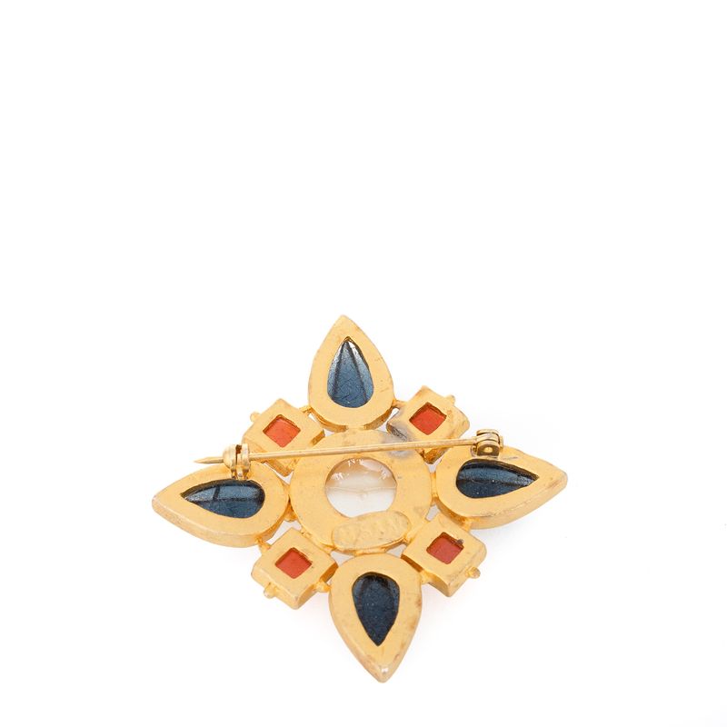 Broche-quadrado-dourado-salmao-azul-e-perola