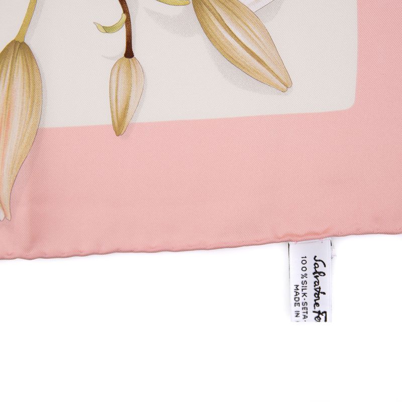 Lenco-Salvatore-Ferragamo-Branco-rosa-e-flores