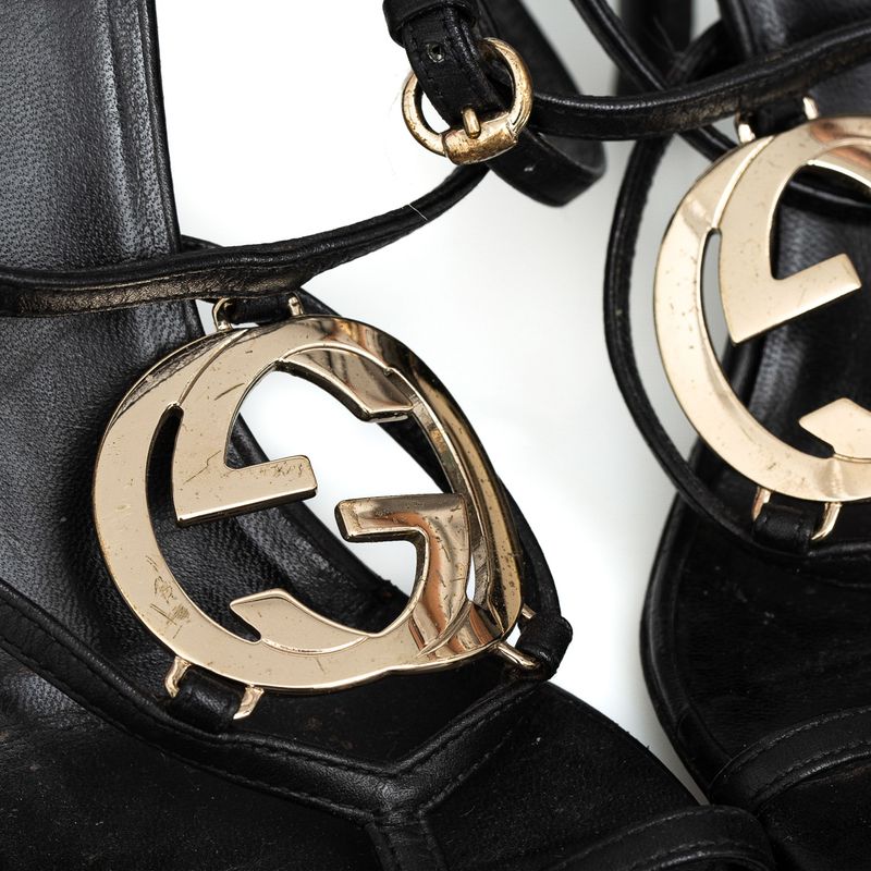 Sandalia-de-Salto-Gucci-Preta-com-GG-Metal