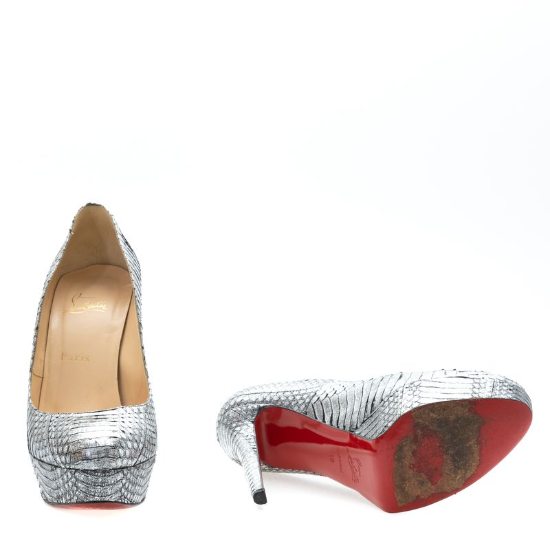 65108-Pump-Christian-Louboutin-Python-Metalizado-Chumbo