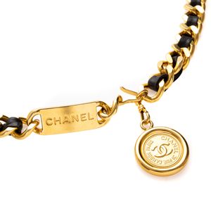 Cinto Chanel Vintage 1994 Skinny Chain com Couro Preto