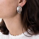 Brinco-Vintage-de-Pressao-Oval-Tripla-Linha-Curvada-Prateado