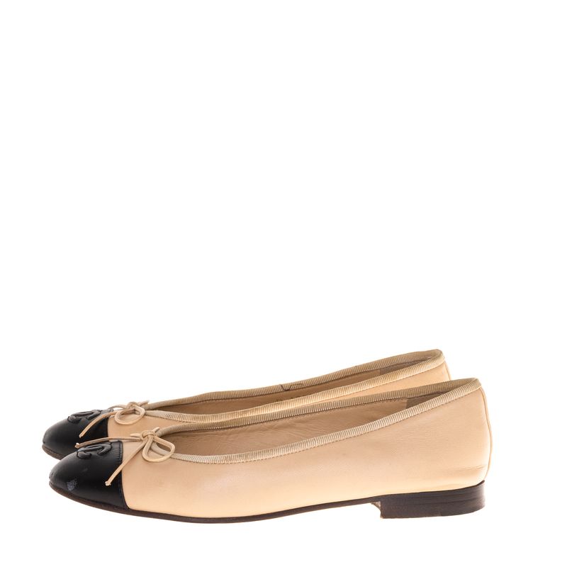 Sapatilha-Chanel-CC-Cap-Bicolor-Bege-e-Preto-Couro