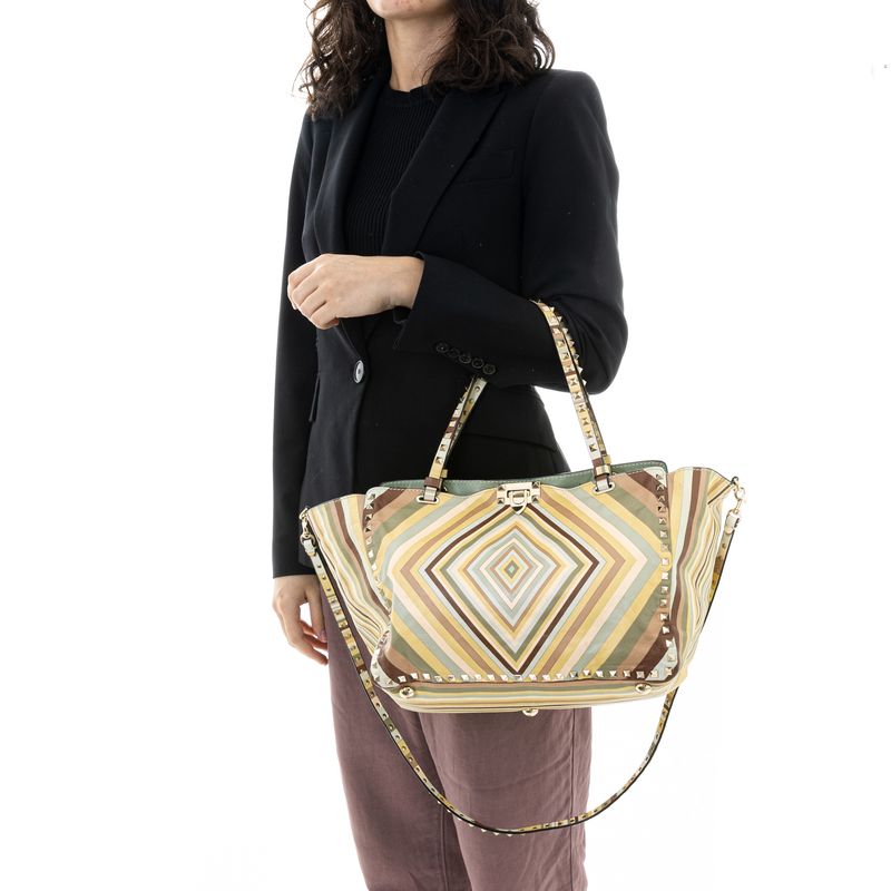 66002-Bolsa-Valentino-Native-Couture-1975-com-Rockstuds-verso