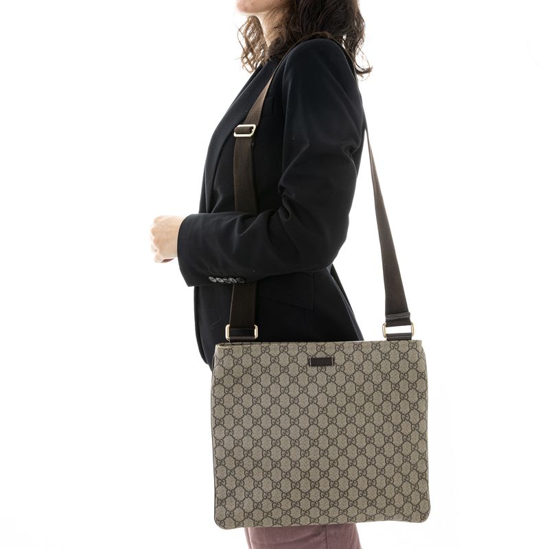66001-Bolsa-Gucci-Transversal-GG-Supreme-verso