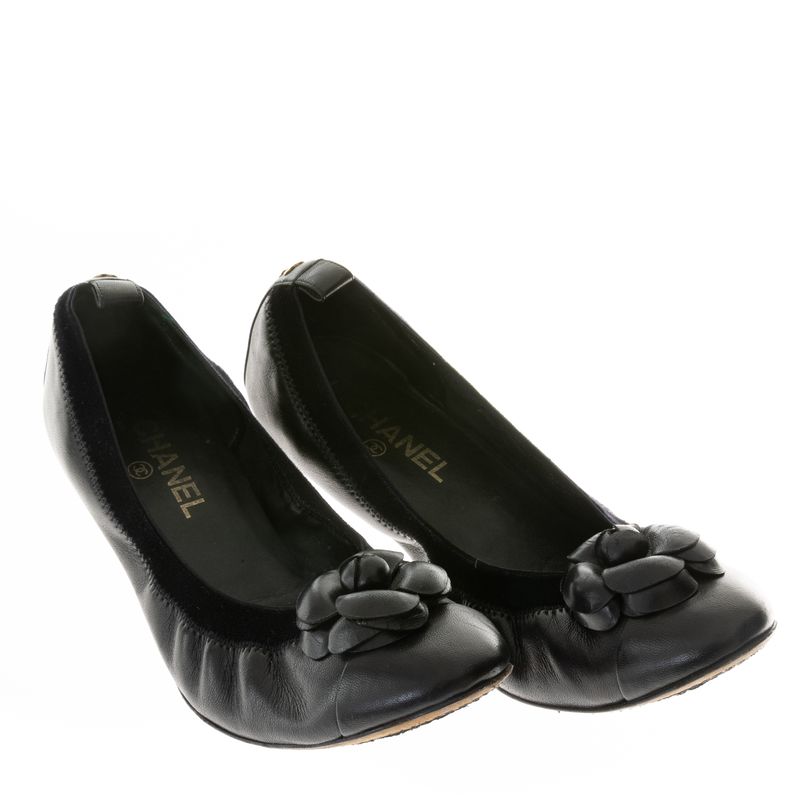 66011-Sapatilha-Chanel-Elastico-com-Camelia-Preta-verso