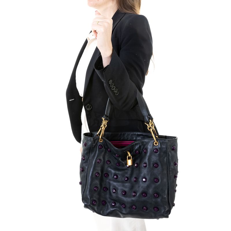 Bolsa-Marc-Jacobs-de-Couro-Preto-com-Aplicacoes-Roxas