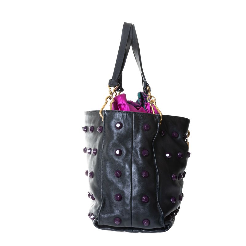 Bolsa-Marc-Jacobs-de-Couro-Preto-com-Aplicacoes-Roxas