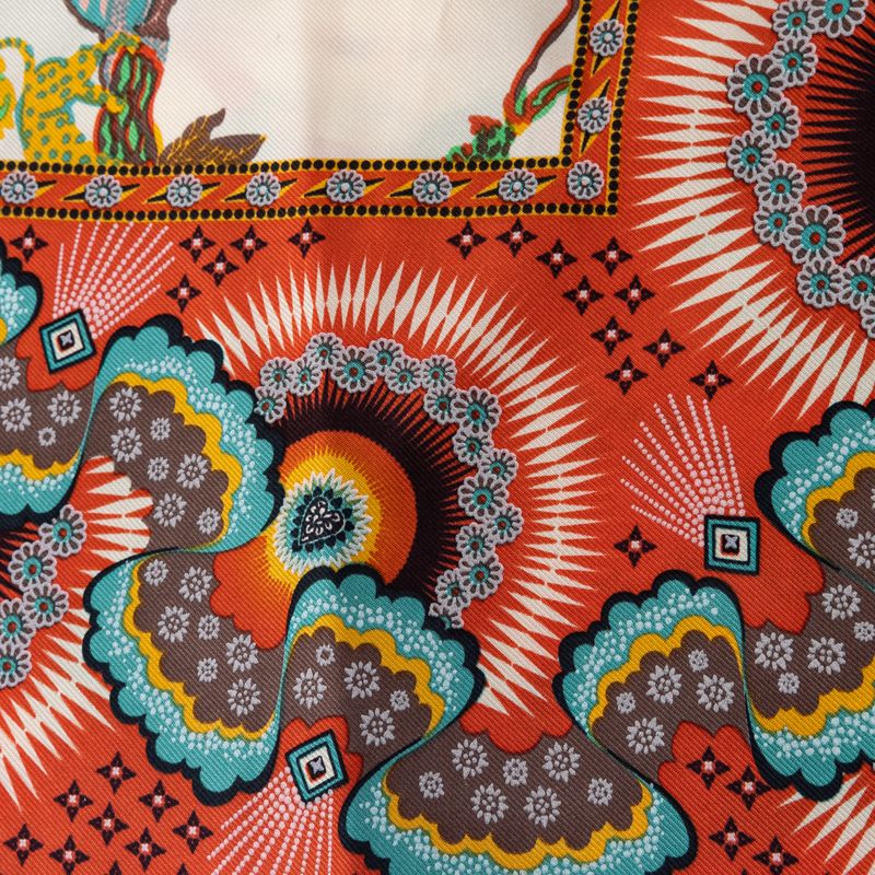 Lenco-Christian-Lacroix-Estampado-Coral-e-Creme