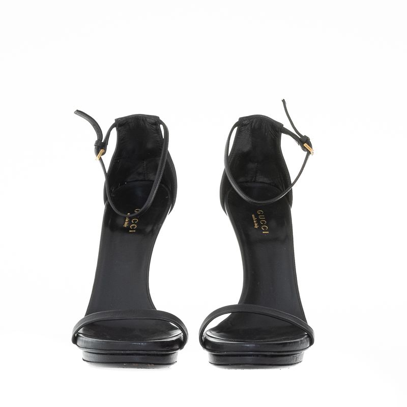 66546-Sandalia-Gucci-Couro-Preto-Tira-Unica-4