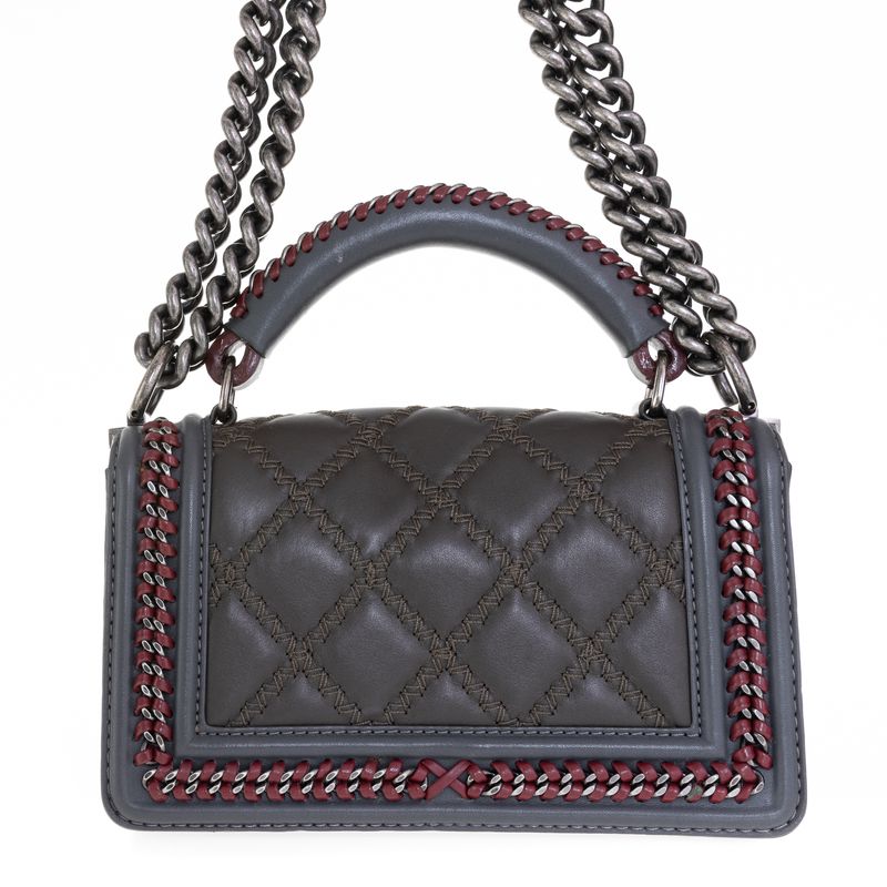 Bolsa-Chanel-Boy-Cinza-Chumbo-e-Vinho