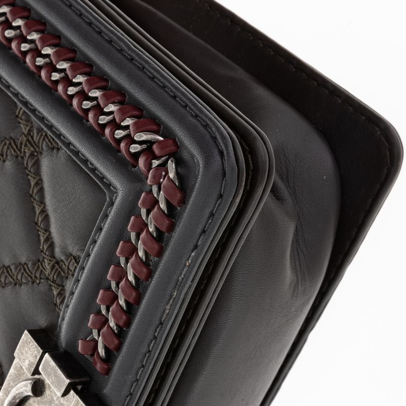 Bolsa-Chanel-Boy-Cinza-Chumbo-e-Vinho