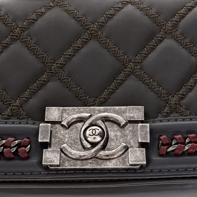 Bolsa-Chanel-Boy-Cinza-Chumbo-e-Vinho