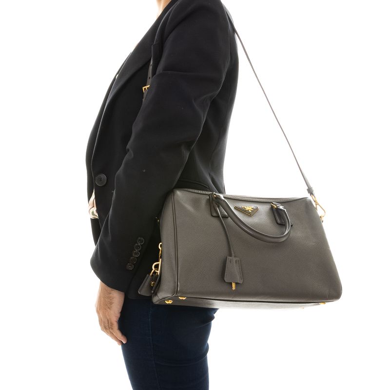 Bolsa-Prada-Transversal-Saffiano-Cinza
