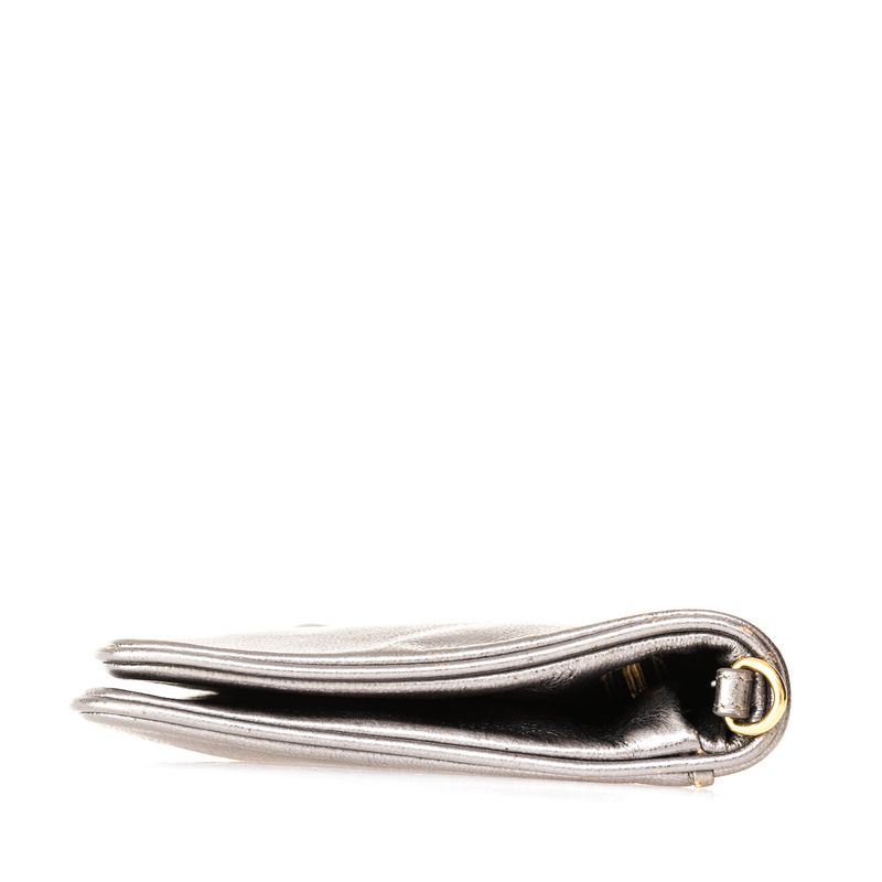 Clutch-Tory-Burch-Prateada-com-Logo