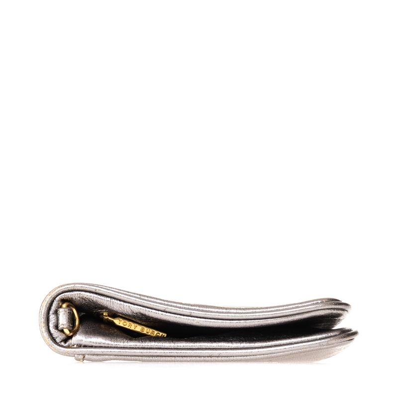 Clutch-Tory-Burch-Prateada-com-Logo