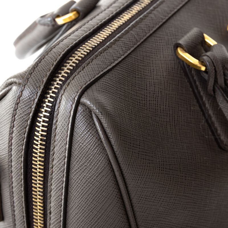 Bolsa-Prada-Transversal-Saffiano-Cinza