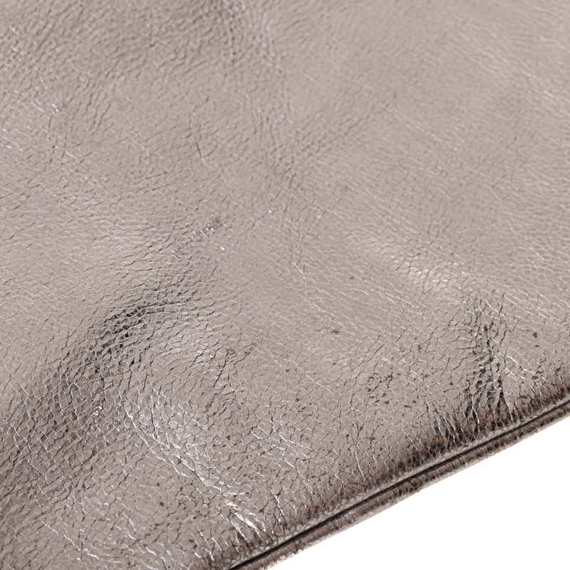 Clutch-Tory-Burch-Prateada-com-Logo