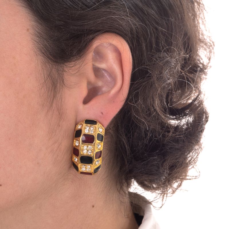 Brinco-Dourado-com-Pedras-Vermelhas-e-Pretas