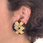 Brinco-Redondo-Esmaltado-com-Duplo-V-Entrelacado-Dourado