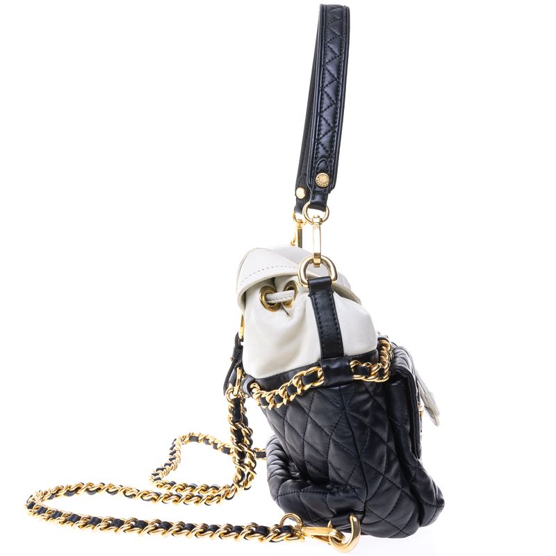 Mochila-Moschino-Preto-e-Branco-Alca-Corrente